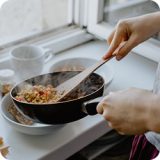 Essen in Pfanne kochen