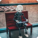 Roboter auf der Bank